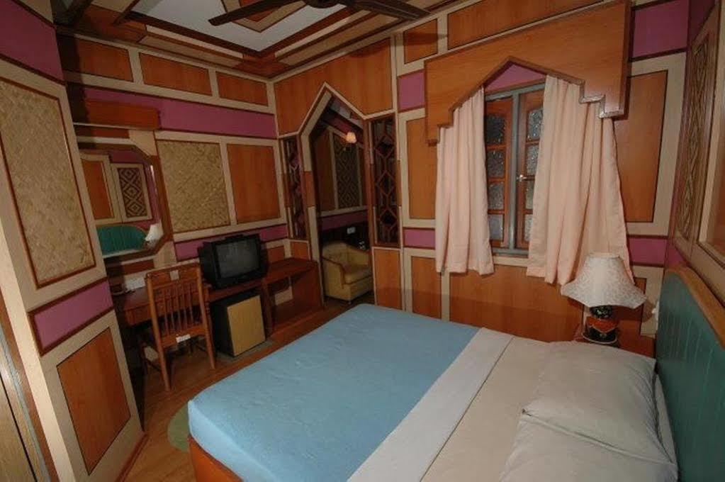 Shari La Island Resort Kampong Pasir Hantu ภายนอก รูปภาพ