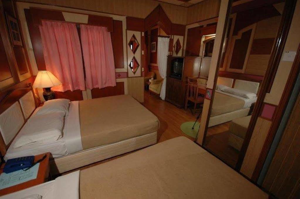 Shari La Island Resort Kampong Pasir Hantu ภายนอก รูปภาพ