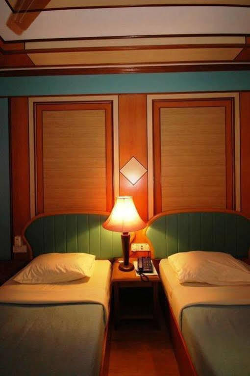 Shari La Island Resort Kampong Pasir Hantu ภายนอก รูปภาพ